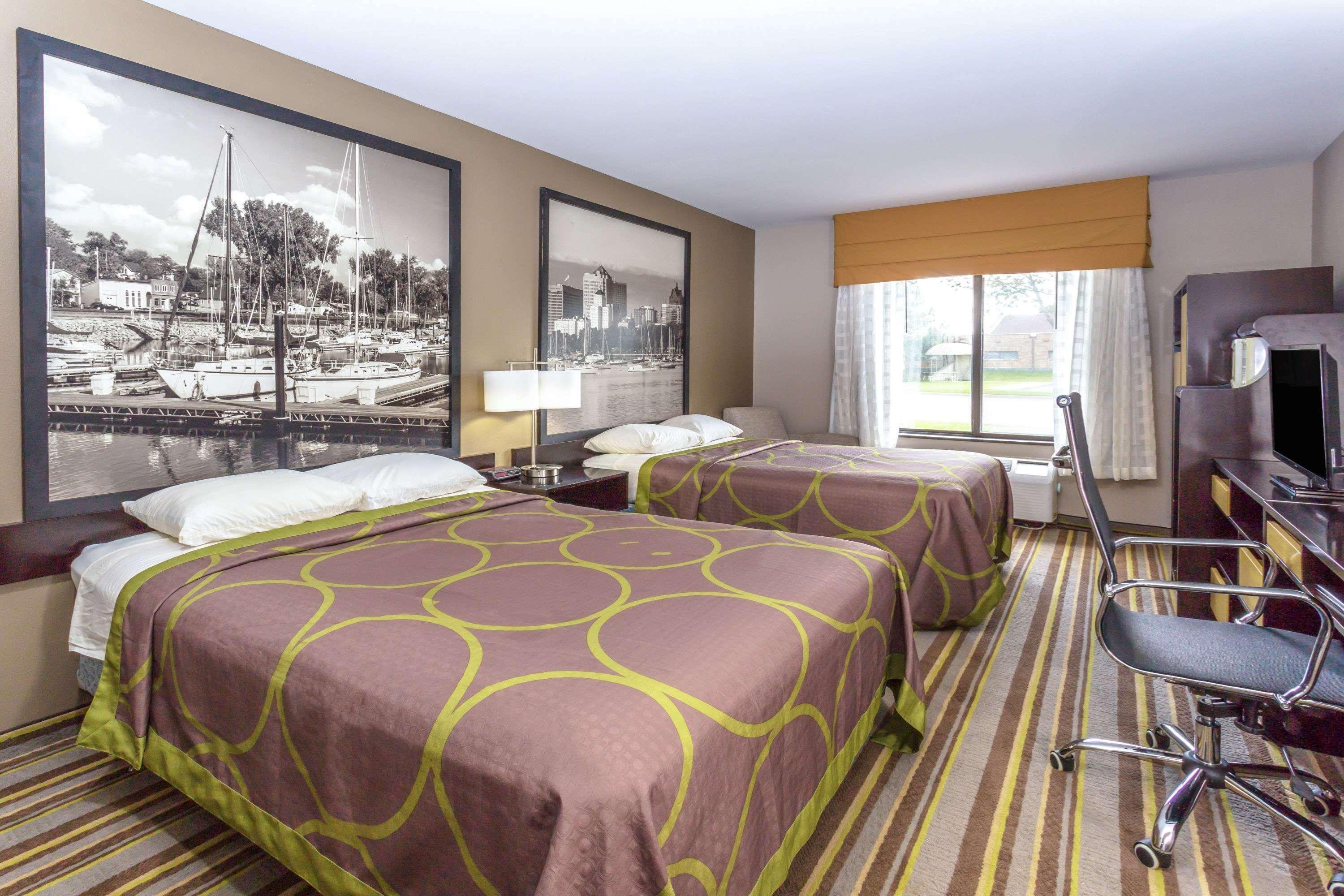Delavan Inn And Suites Exteriör bild